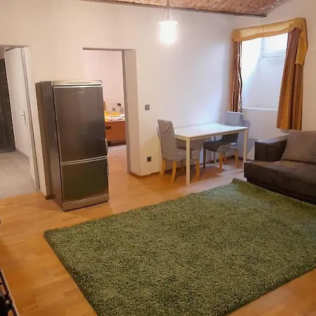 Central 2-room Souterrain Flat