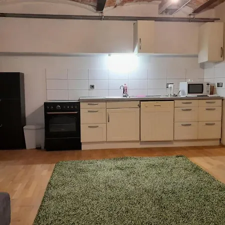 Central 2-room Souterrain Flat *